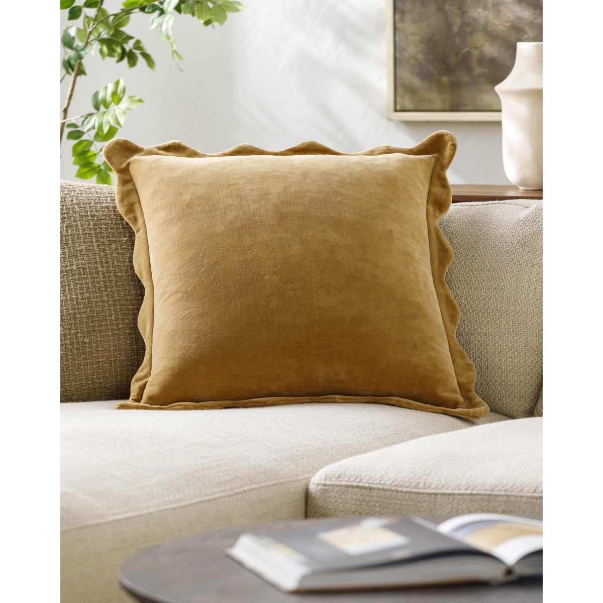 Collier Scalloped Edges Throw Pillow